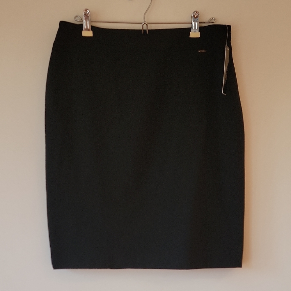 Chic Black Pencil Skirt - Size 10